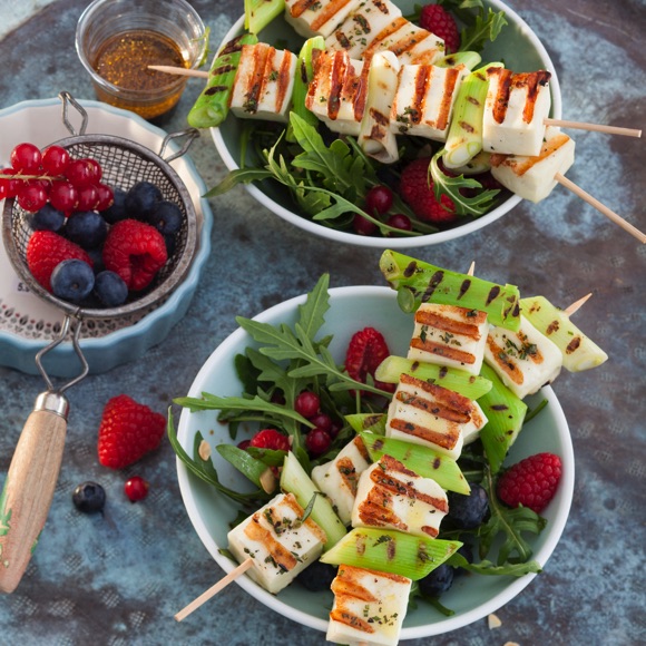 Grillspießchen auf Rucola-Beeren-Salat