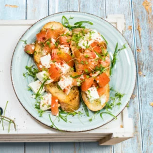 Bruschetta mit cremigem Salakis