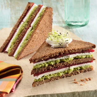 Club Sandwich mit Avocado, Rote Bete und Salakis der Cremige