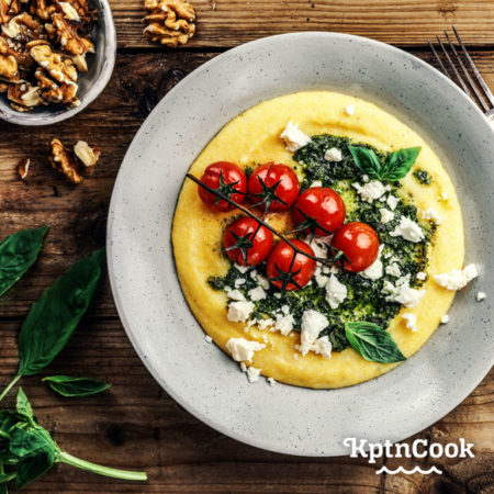Cremige Polenta mit grünem Pesto und Salakis