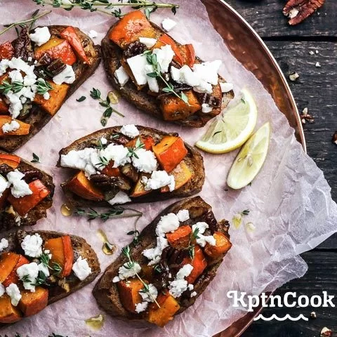 Crostini mit geröstetem Honig-Kürbis Schafskäse und Pekannüssen