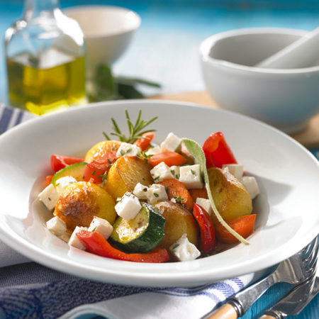 Gemüse Röstkartoffel Salat mit Salakis Schafkäse