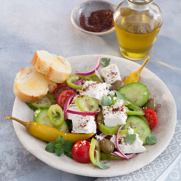 Mediterraner Salat mit Knoblauchbaguette und Salakis Schafkäse
