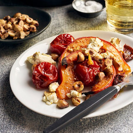 Ofenkürbis mit Kirschtomaten, Schafskäse und Haselnüssen