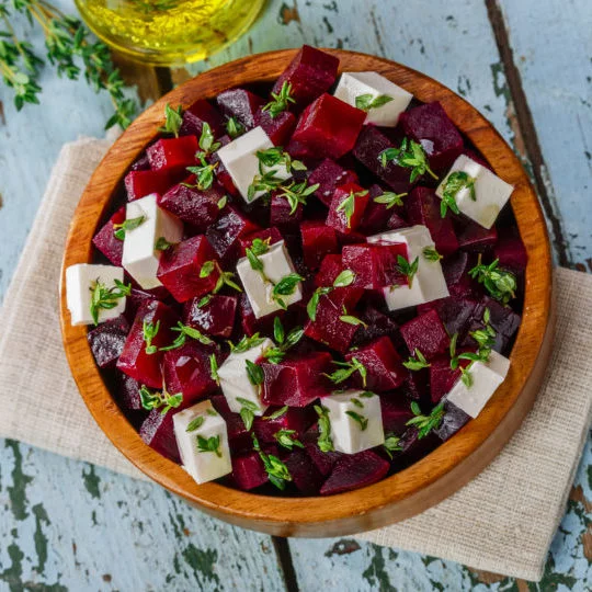 Rote Beete Salat mit Rettich und Schafskäse - Salakis