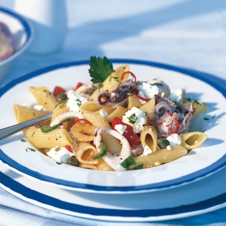 Pikante Pasta mit Tintenfisch und Salakis