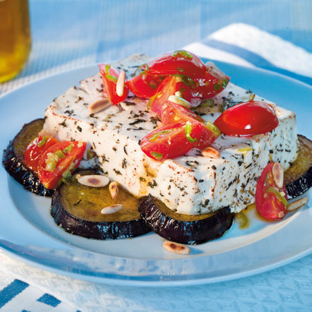 Salakis auf Auberginen mit Cherrytomaten