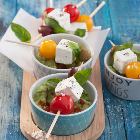 Tomaten Oliven Schafkäse Spießchen mit Avocado-Dip