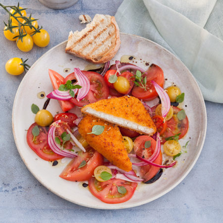 Tomatensalat mit Salakis Backschafkäse