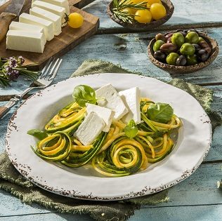 Zoodle Salat mit Pesto Rosso Dressing und Oliven