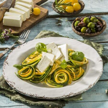 Zoodle Salat mit Pesto Rosso Dressing und Oliven