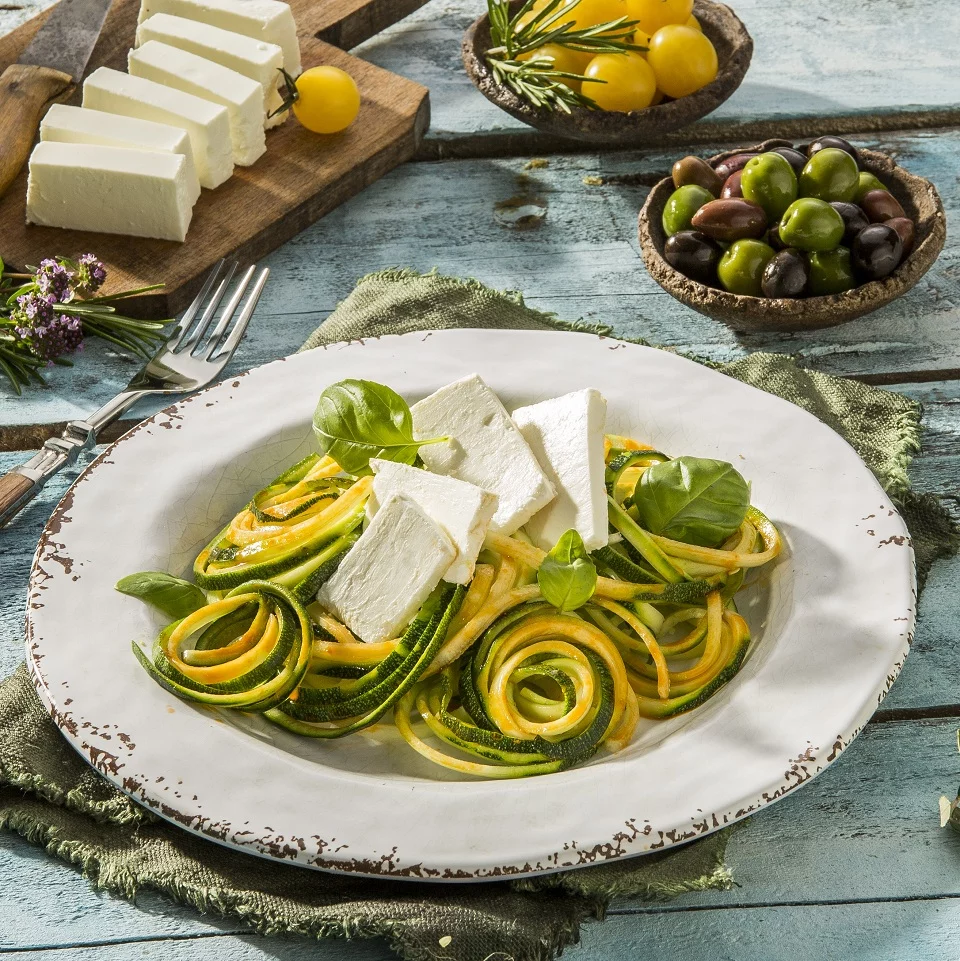 Zoodle Salat mit Pesto Rosso Dressing und Oliven