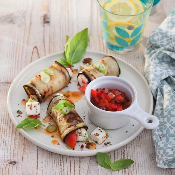 Auberginen Rölllchen mit Paprika Salsa und Salakis