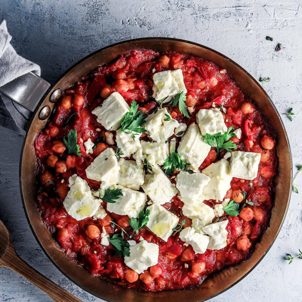 Gebackener Schafkäse mit Kichererbsen und Paprika - Salakis