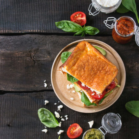 Überbackener Toast mit Gemüse und Salakis