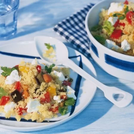 Bunter Gemüse-Couscous-Salat mit Salakis Schafkäse