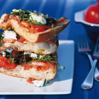 Fladenbrotpizza mit Salakis Schafkäse