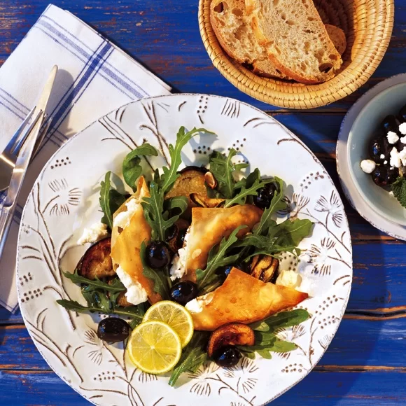 Gebackene Salakis Schafkäse Ravioli auf Auberginen Rucola Salat