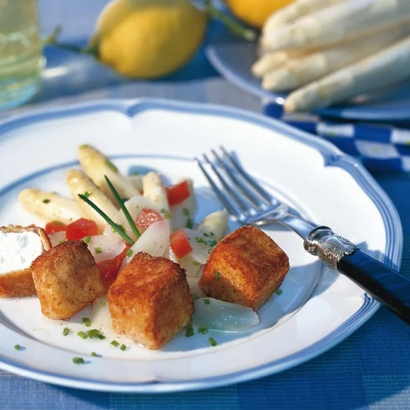 Gebackene Salakis Schafkäsewürfel auf Spargelsalat