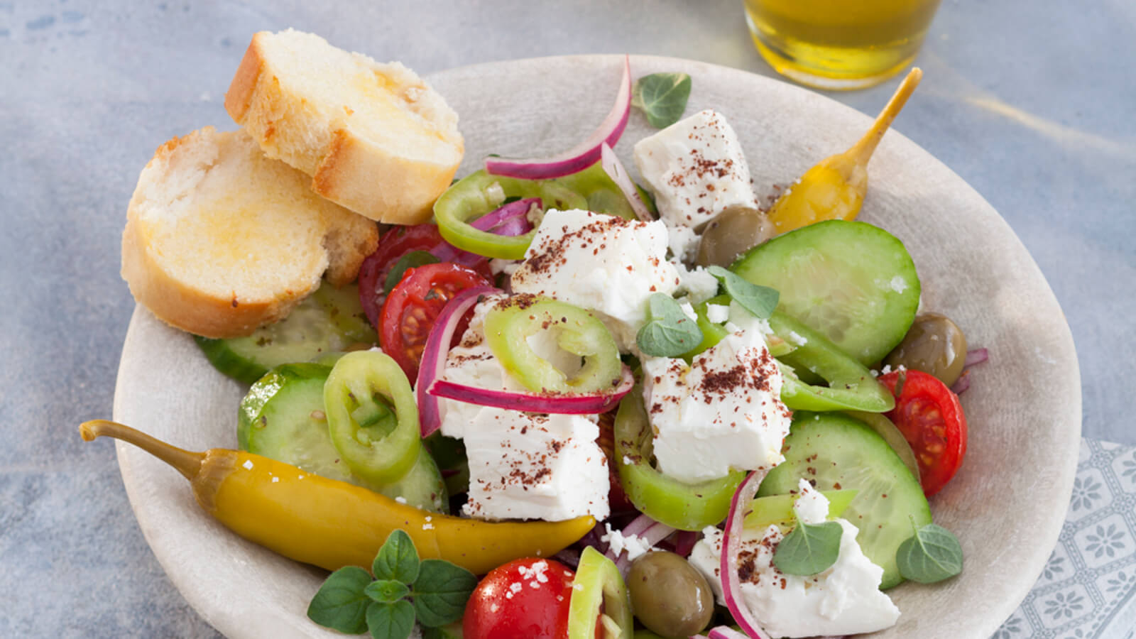 Mediterraner_Salat_mit_Knoblauch_Baguette_und_Salakis_Schafkäse - Salakis