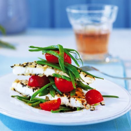 Salakis Schafkäse Piccata in Sesam mit Zuckerschoten und Tomaten