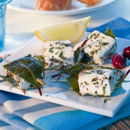 Salakis Schafkäse Spießchen im Lorbeerblatt gegrillt