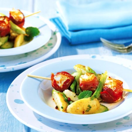 Salakis Schafkäsespieße mit Serranoschinken auf Kartoffelsalat